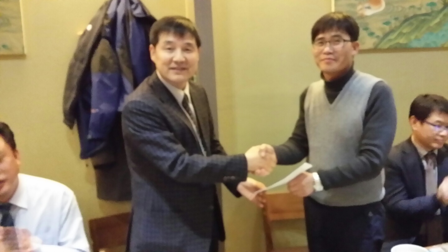 동문회장님의 금일봉을 받다